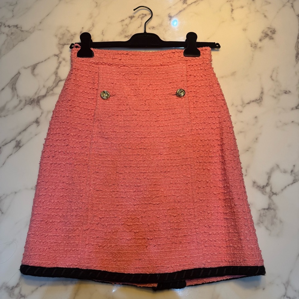 Gucci pink boucle tweed skirt with black lining
